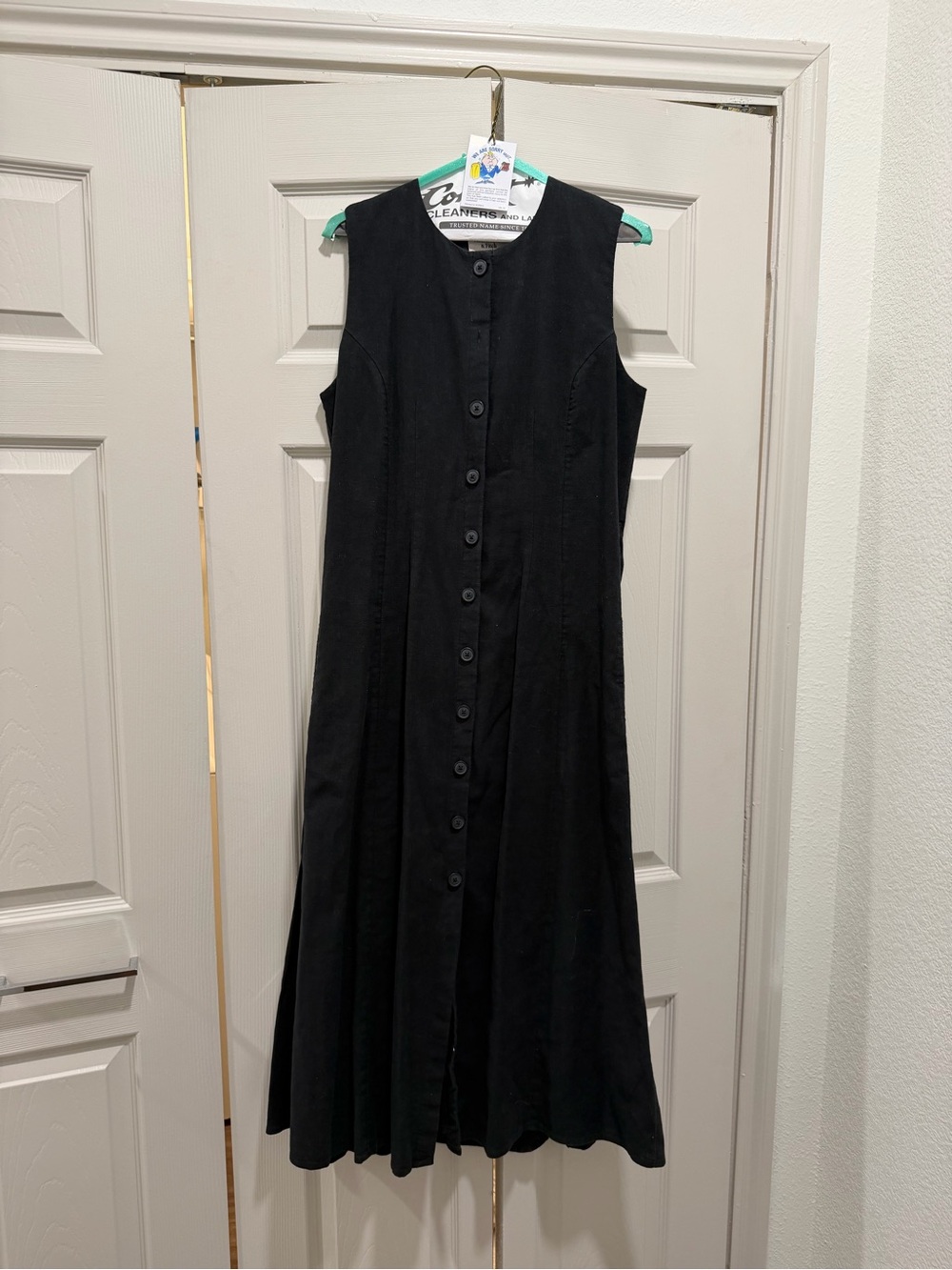Classic Sleeveless Black Button-Front Dress with belt
